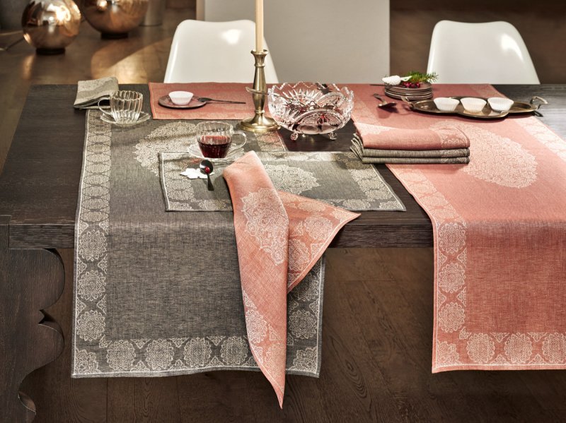 Linen tablecloths and napkins