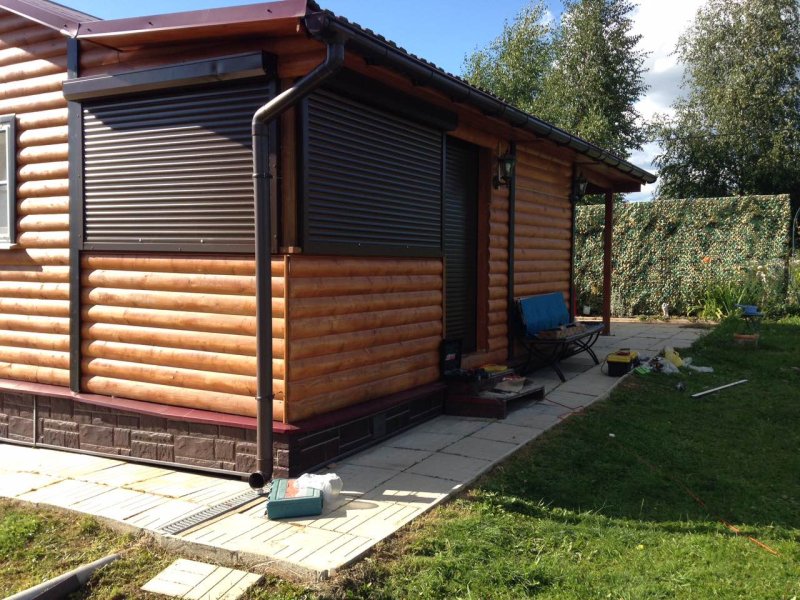 Roller shutters for the gazebo