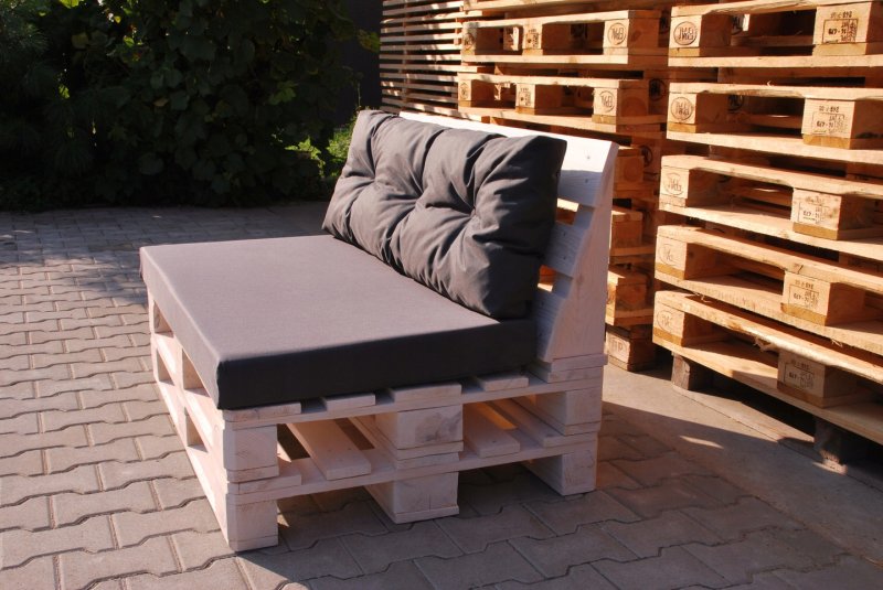 Mini sofa from pallets