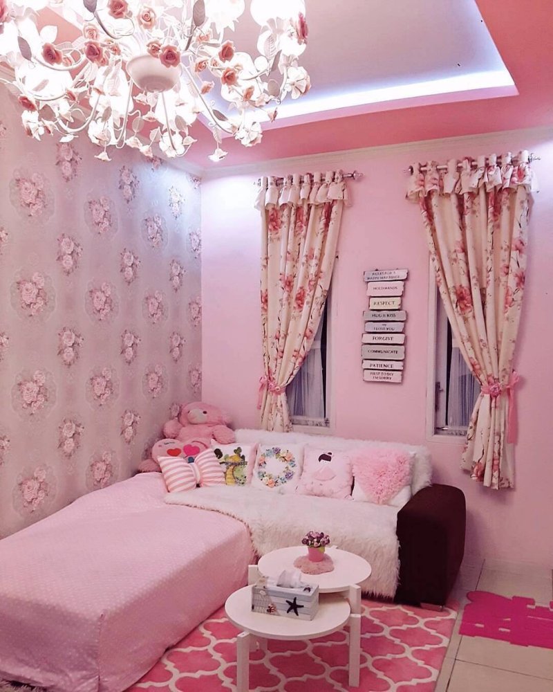 Room for a girl in pink tones