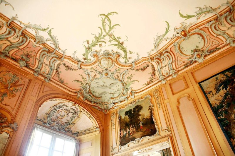 Rococo style in the interior