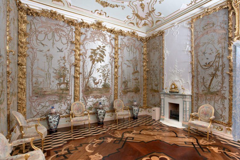 Rococo style in the interior