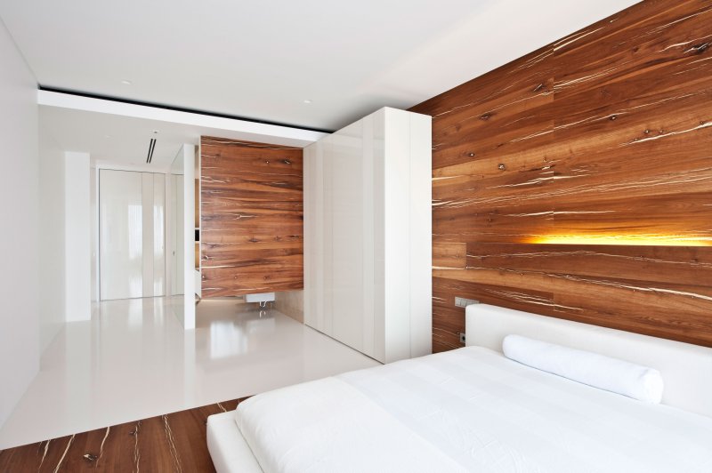 Wall decoration with laminate in the interior