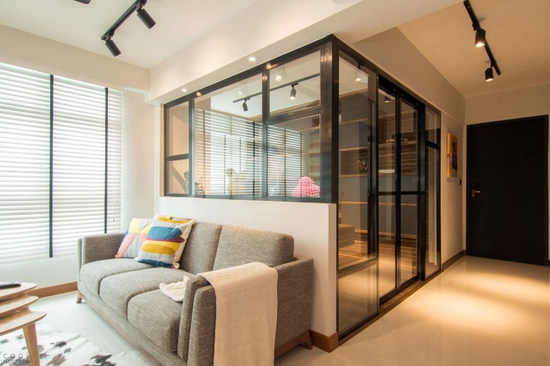 Glass partitions in the apartment