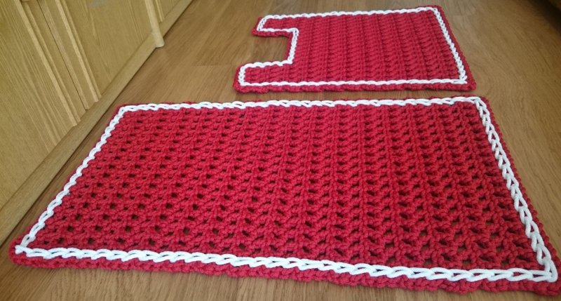 Knitted rugs with knitting needles