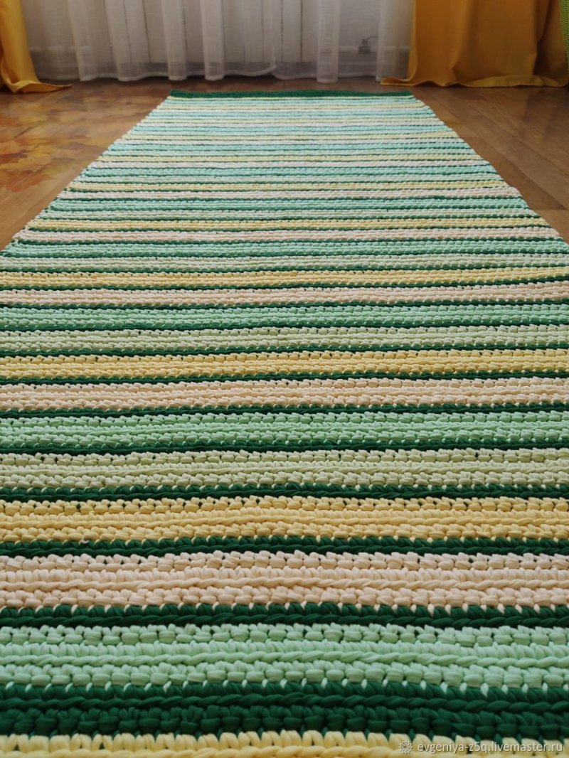 Knitted path to the floor