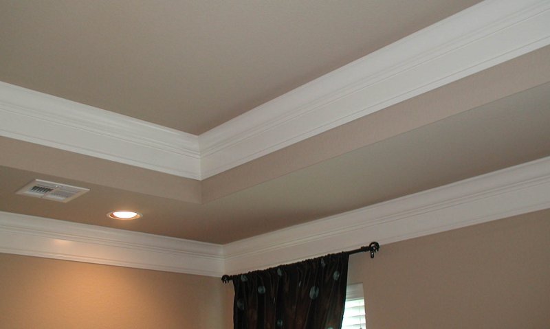 Ceiling baseboard for stretch