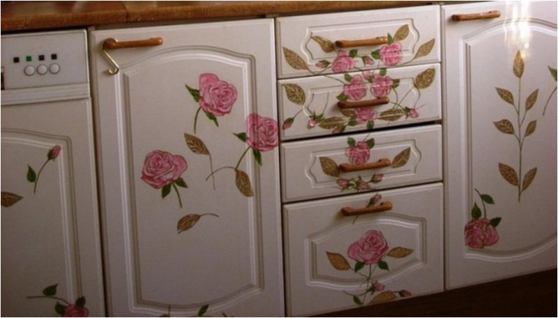 Do -it -yourself furniture decoupage at home