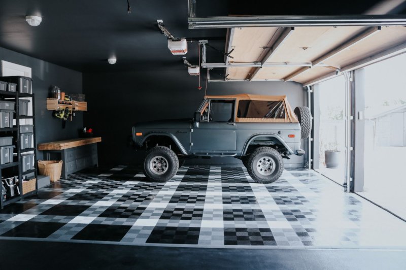 Tiles on the floor in the garage