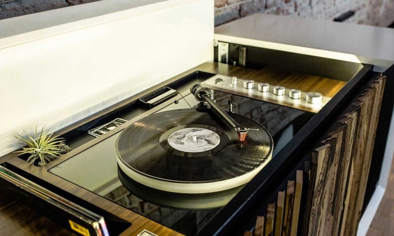 Vinyl player in the interior