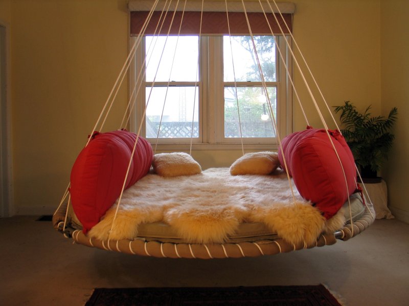 A round suspended bed