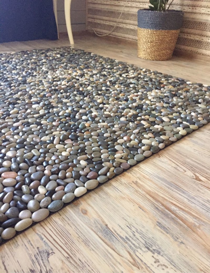 Carpet from pebbles