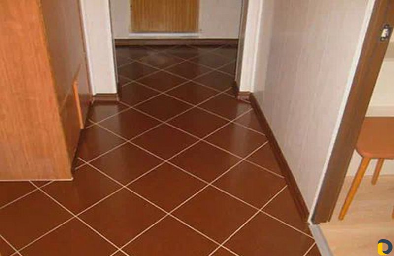 Tiles and laminate in the hallway