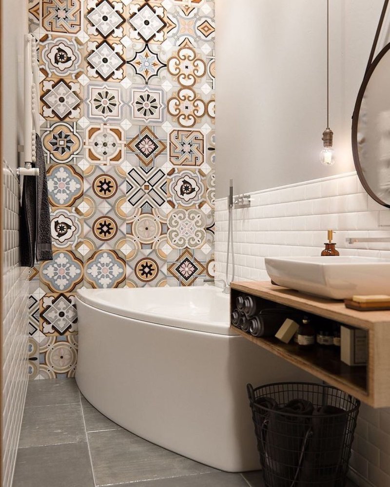 Patchwork tile in the interior of the bathroom