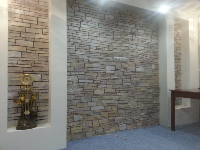 Wall decoration with decorative stone