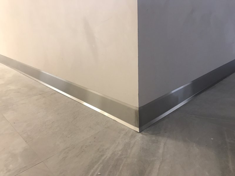 Aluminum skirting board for the floor