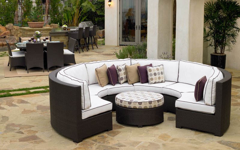 The semicircular sofa of the rattan