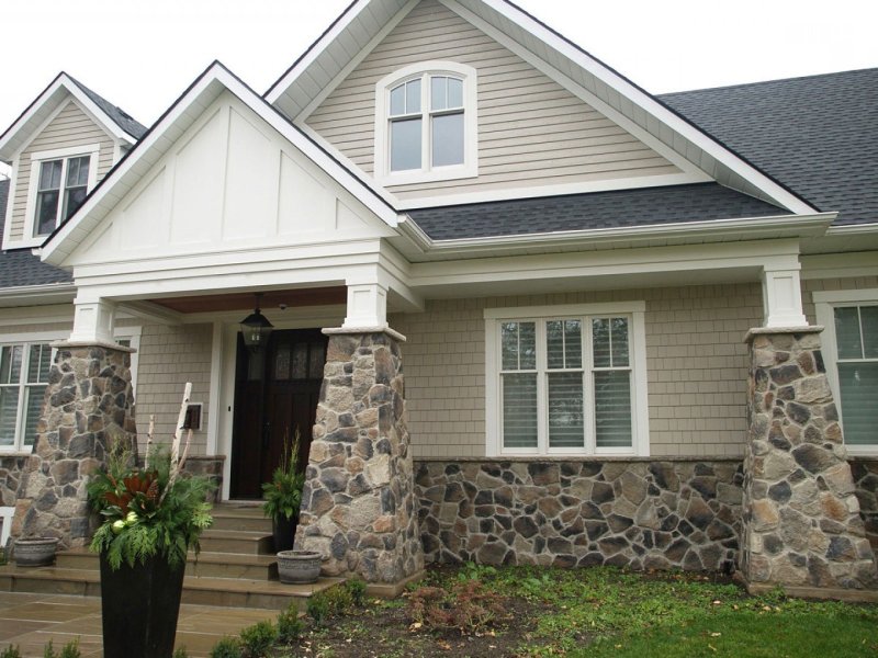 Facade decoration with a stone