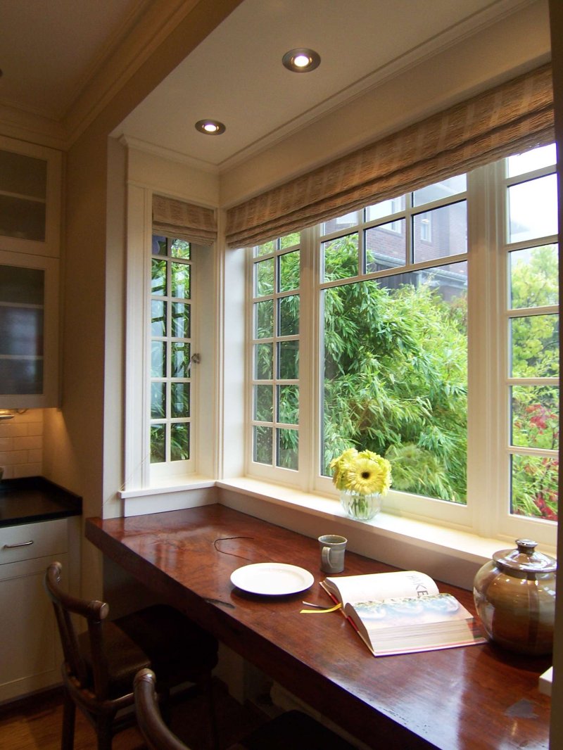 Wide window sills in the interior