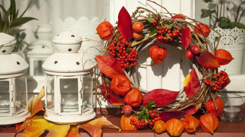 A wreath with physalis