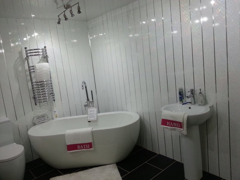 Bath -finishing with PVC panels