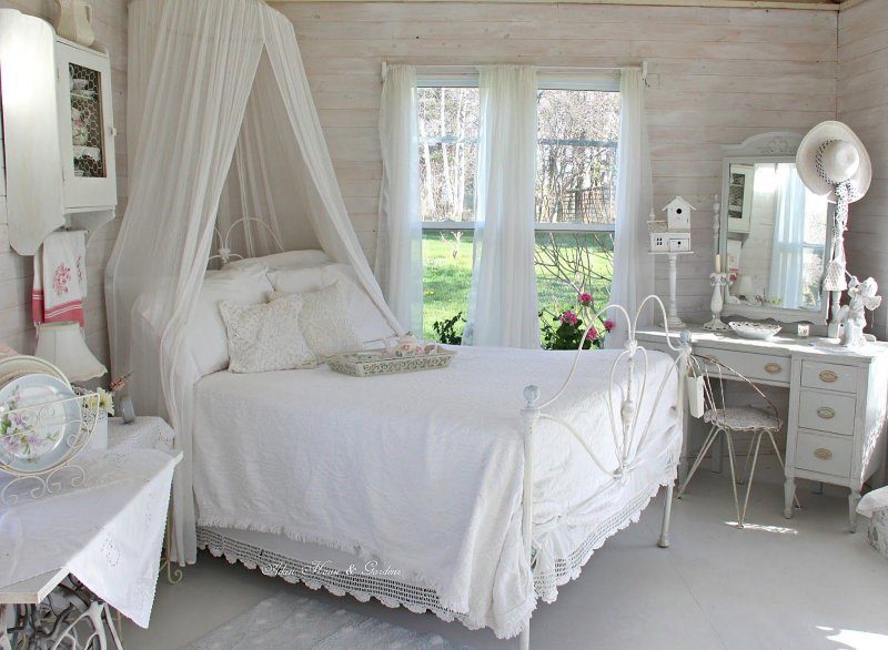 Shebby Shik and Provence -style bedroom