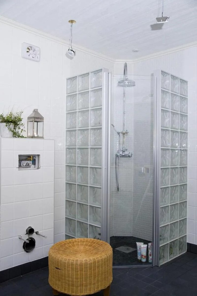 Shower cabin of glass blocks