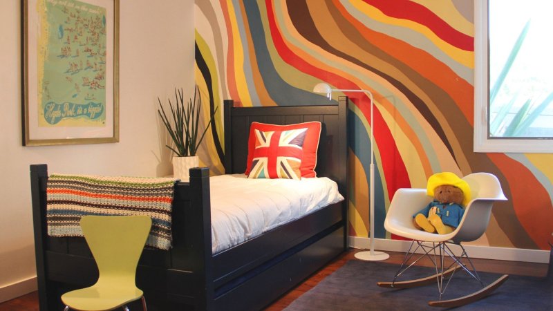 Multi -colored walls in the interior