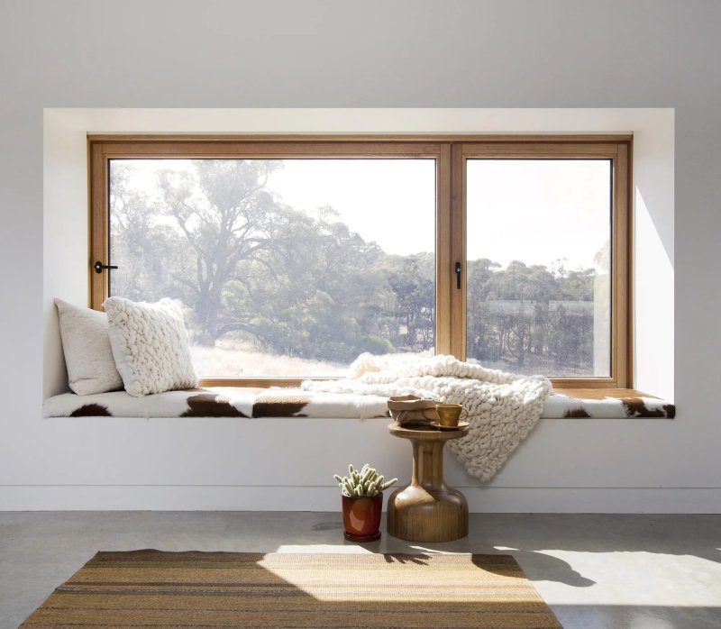 Wide window sills in the interior