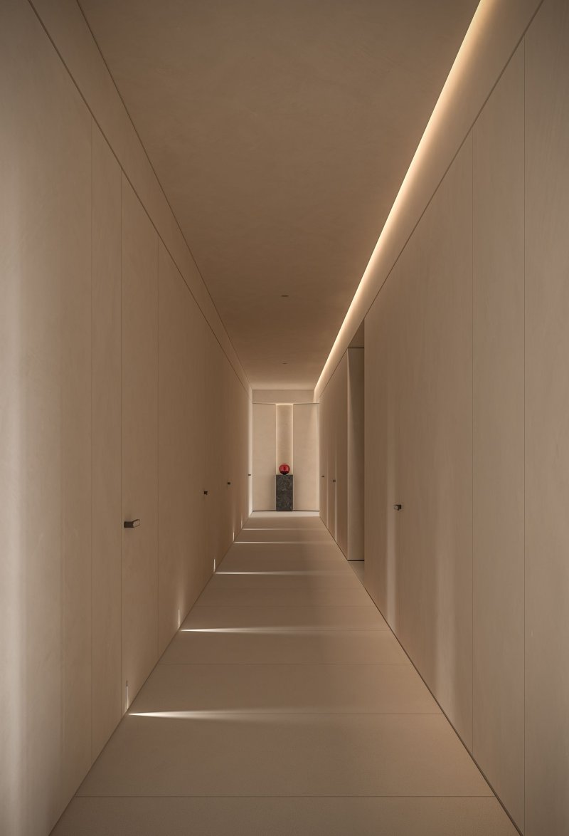 Lighting a narrow corridor with a visual expansion