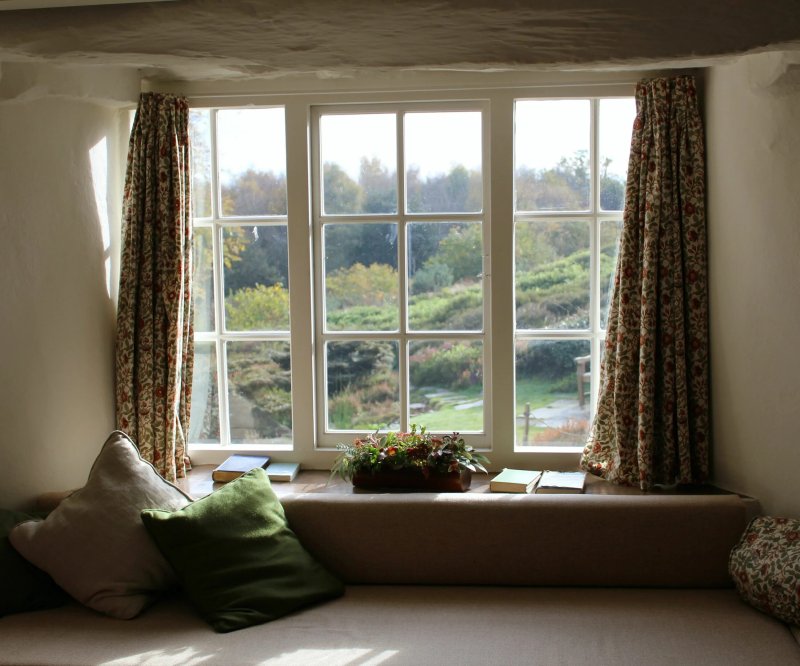 Wide window sills in the interior