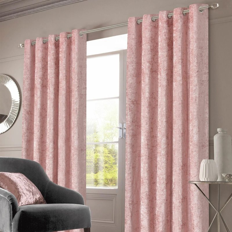 Pink curtains in the interior