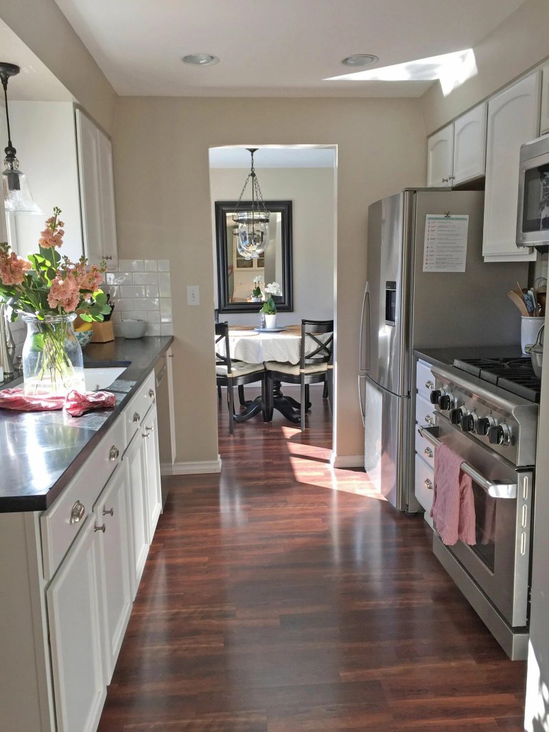 The design of a narrow kitchen