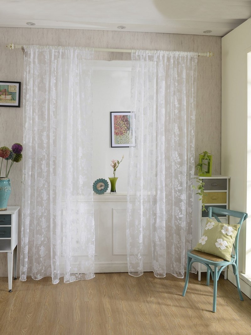 Tulle without curtains in the interior