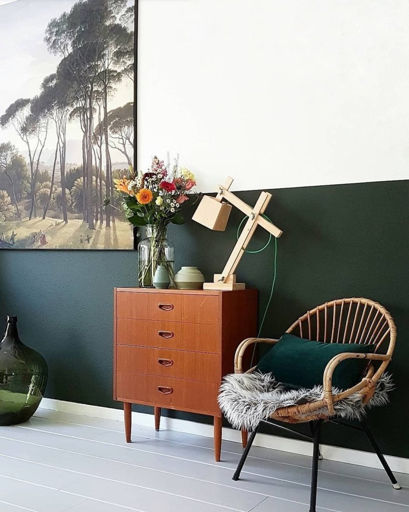 Green chest of drawers in the interior