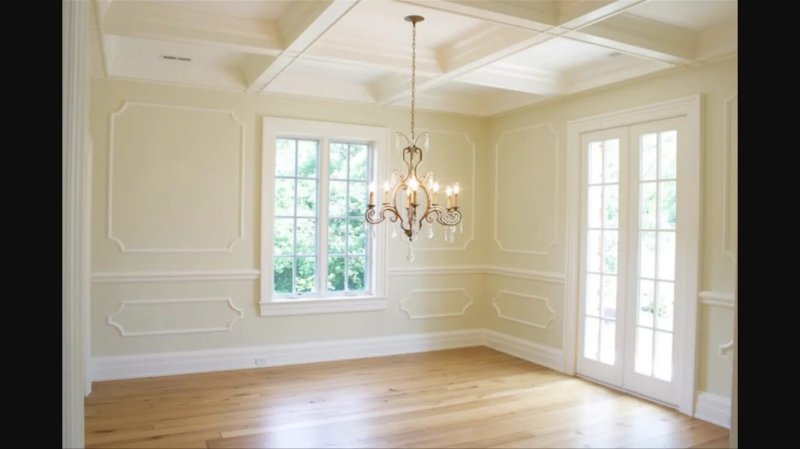 The decor of the walls with moldings