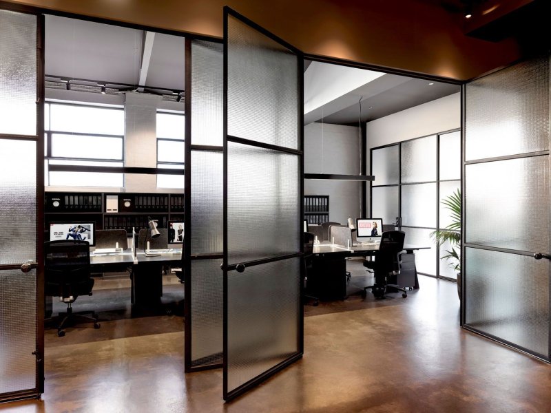 Whole -glass partitions of the loft