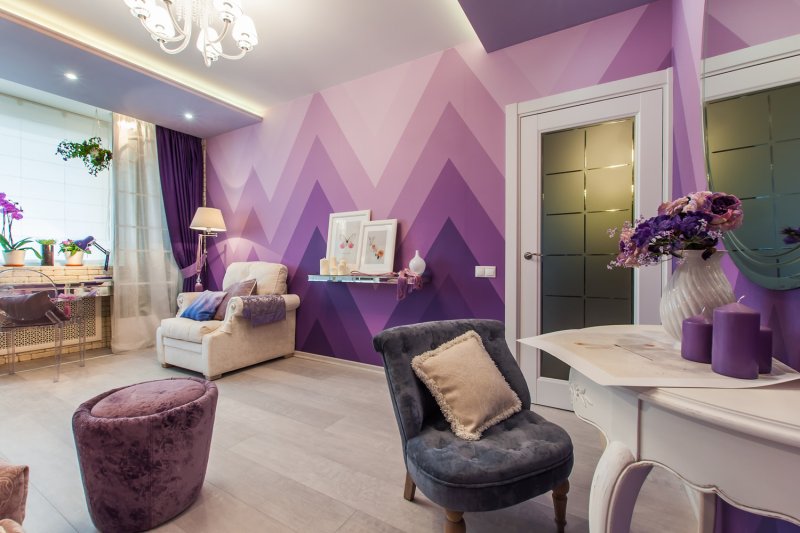 Lilac walls in the interior