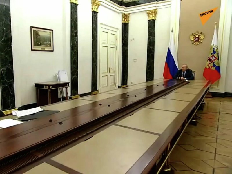 Putin s long table