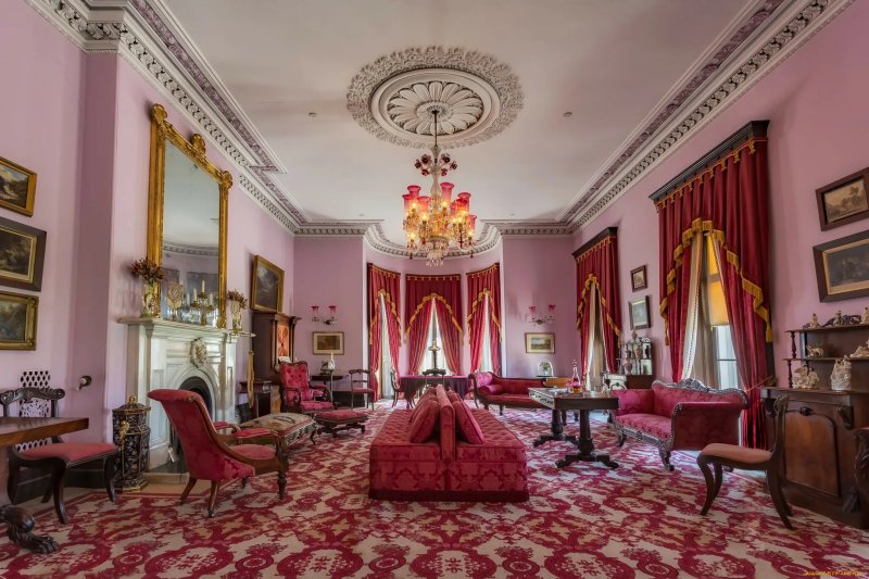 Raspberry living room of the Gatchina Palace