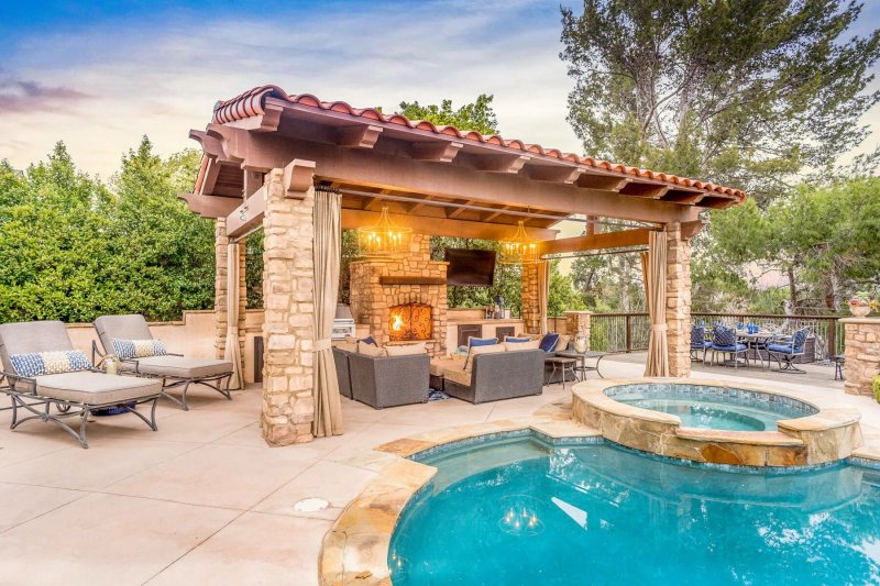 Patio Gazens Zone with barbecue and pool