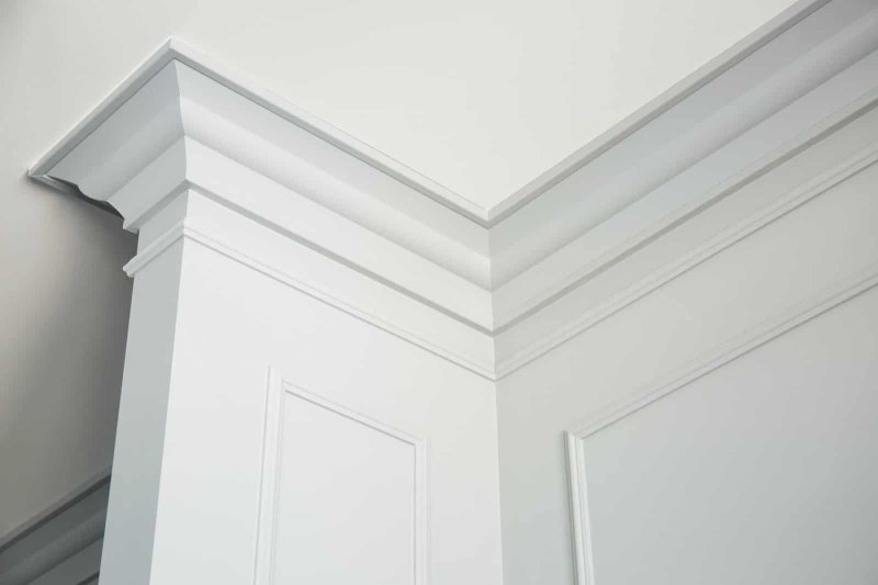 Ceiling skirting board in the interior