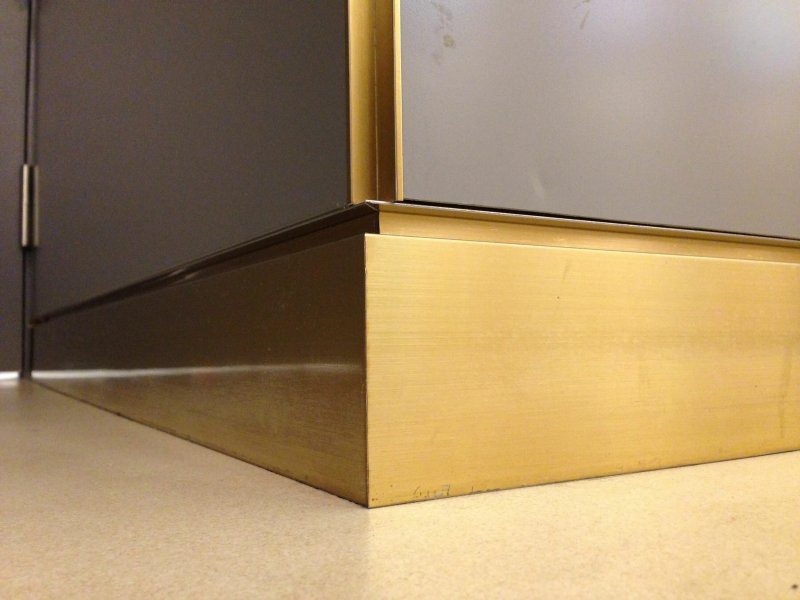 Hidden aluminum skirting board