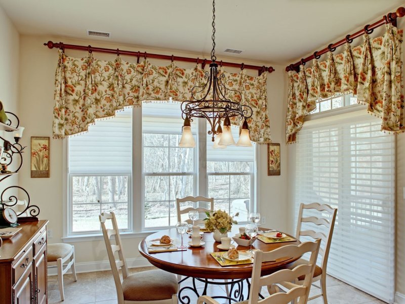 Curtains in the bayer for the kitchen