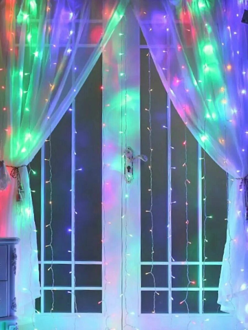 The garland of the curtain is multi -colored