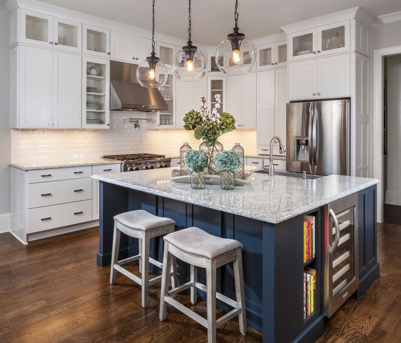 Kitchen-dining room with a neoclassic island