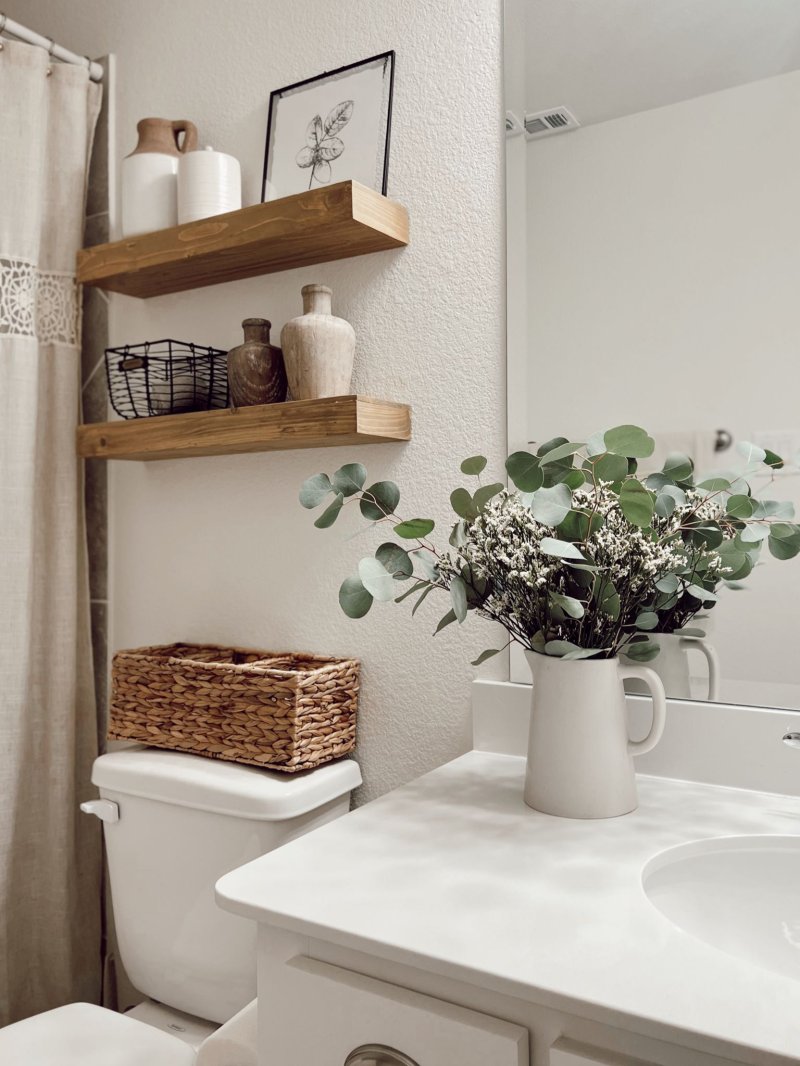 Decor of shelves in the bathroom