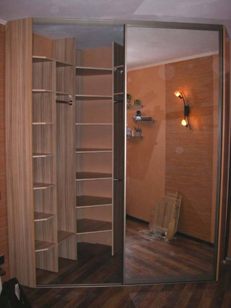 Corner cabinet compartment