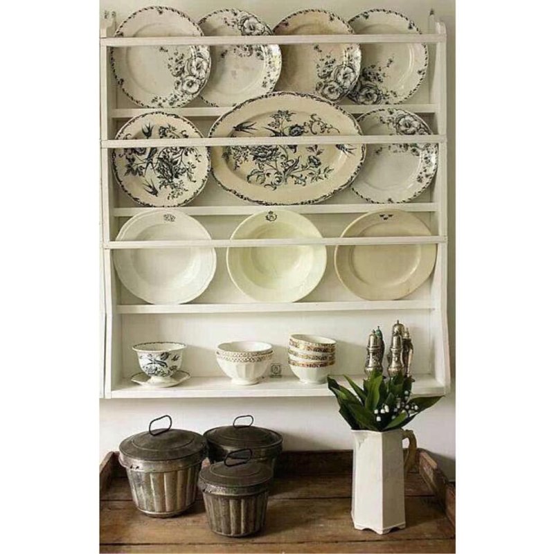 Cost shelf in the style of Provence