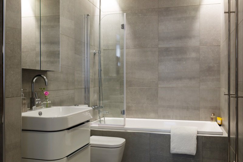 Bath with glass curtain